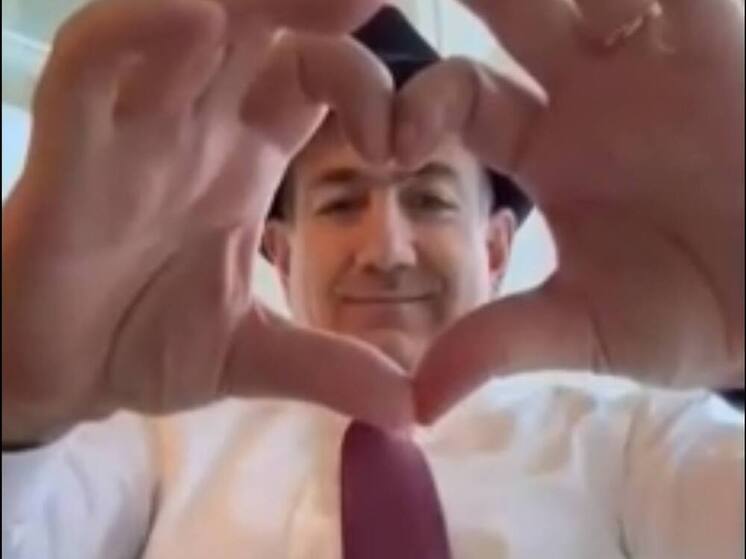 Премьер-министр Армении показал сердечко на фоне Исаакиевского собора