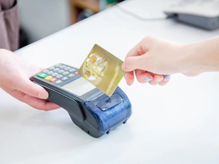 Уборщица из Архангельска решила шикануть на украденную карту