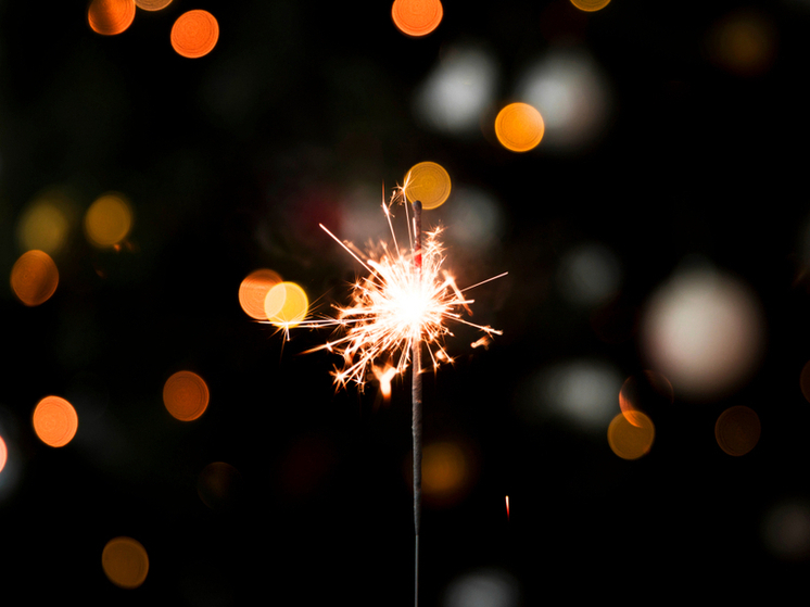 Искры под контролем: МЧС предупреждает об опасности бенгальских огней и гирлянд