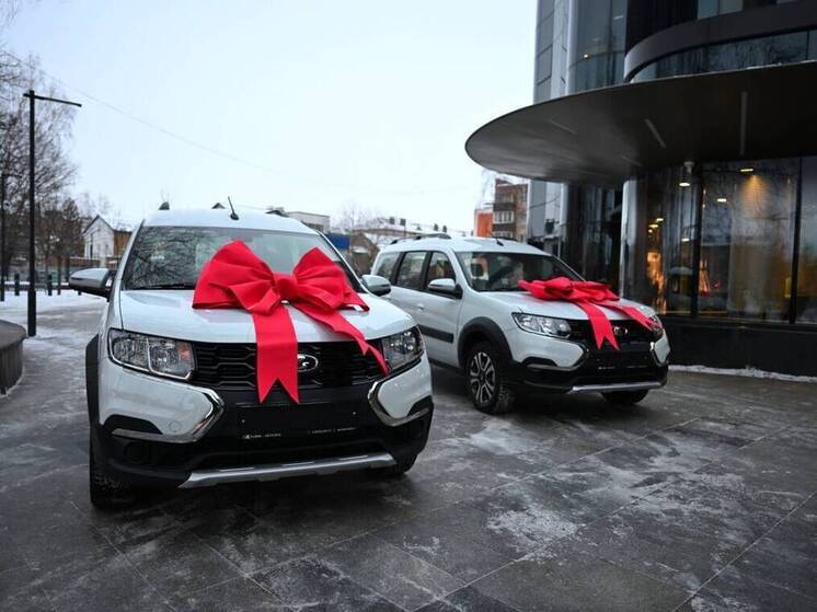 Двум многодетным семьям Альметьевска вручили ключи от «Лады»