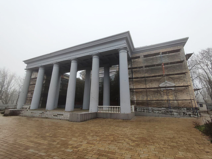 В Мариуполе на ДК «Строителей» монтируют новую кровлю: масштабная реконструкция идет по плану