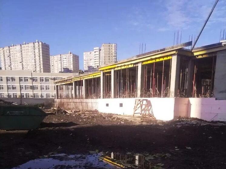 На улице Писателя Знаменского в Краснодаре бетонируют плиту перекрытия второго этажа в детсаду