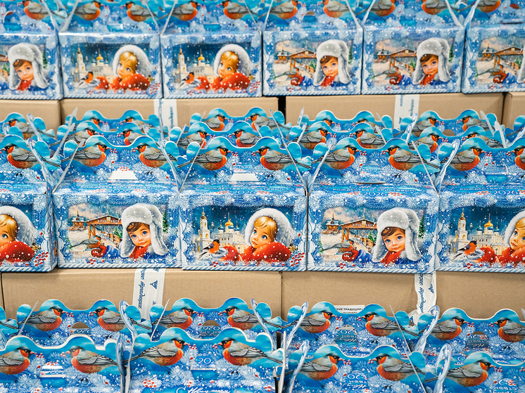 Жителям Тверской области начали выдавать новогодние подарки