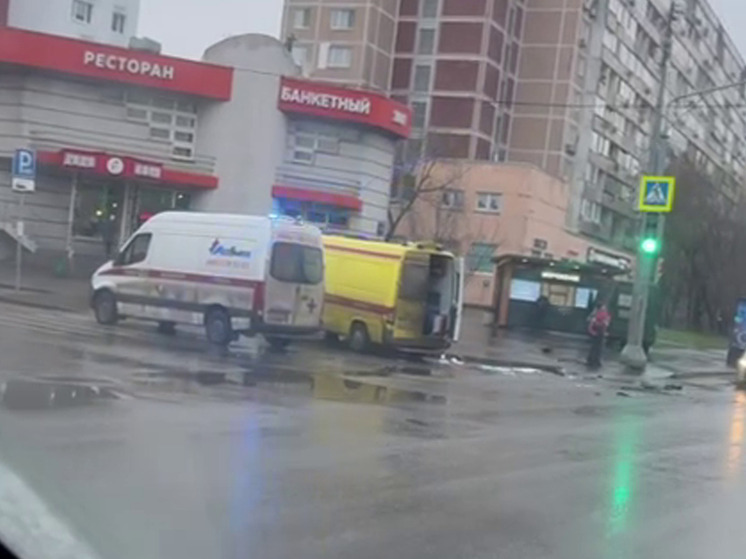 Три человека, включая медика, пострадали в ДТП со «скорой» в Москве