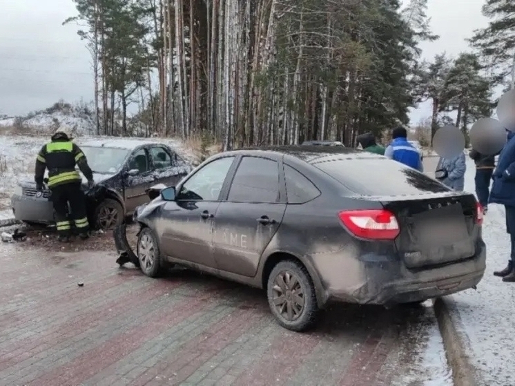 На месте столкновения двух машин в Твери работали спасатели