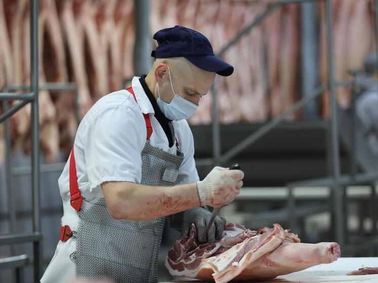 Свежее, прямо из-под острия ножа: репортаж из мясного цеха