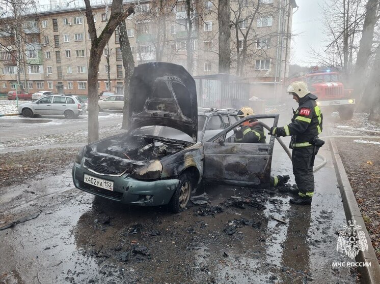 Спасатели показали фото сгоревшей легковушки на Кутузова в Туле