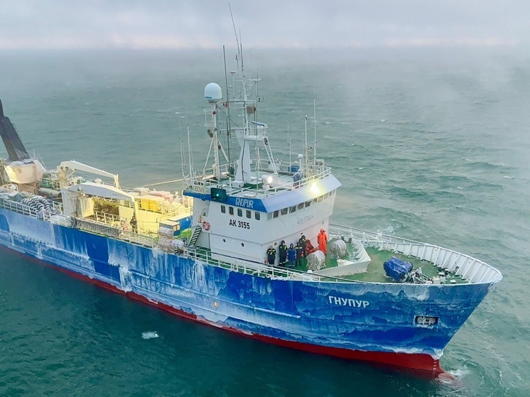Спасатели НАО эвакуировали моряка с траулера «Гнупур»