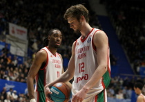 Ситуация вокруг центрового «Локомотива-Кубань» Кирилла Елатонцева переросла из внутреннего клубного конфликта в международный спортивно-правовой прецедент. Краснодарский клуб направил официальное обращение в Международную федерацию баскетбола (FIBA) с требованием запретить переход игрока в другой клуб, сообщает «Матч ТВ». Причина — подозрения в нарушении трудовых обязательств и, возможно, попытке уйти из клуба под предлогом болезни.