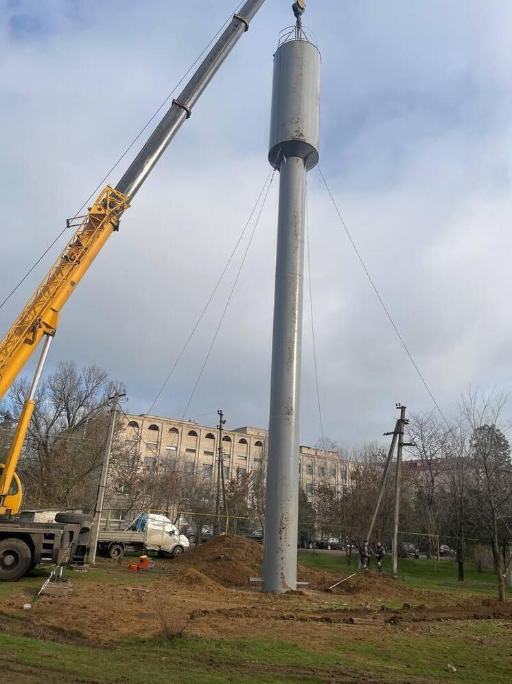 В Акимовке завершается монтаж шести новых водонапорных башен