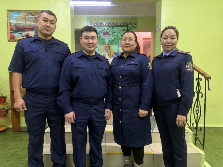  Сотрудники Следкома Тувы поздравили детей из подшефного центра соцподдержки