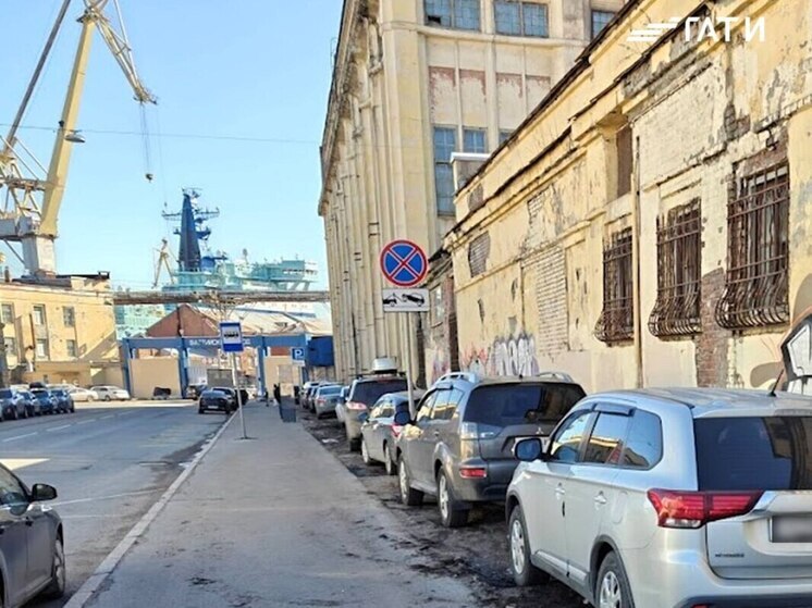 Бесстыжие водители в двух районах Петербурга превратили газоны в парковки