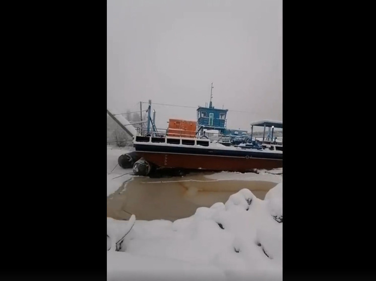 Жители Панозера сняли на видео спуск нового парома на неокрепший лед