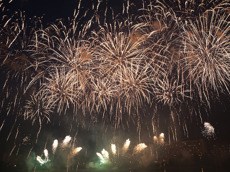 Власти Латвии объявили войну празднованию Нового года по московскому времени