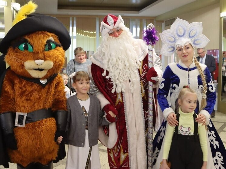 Детям участников СВО в Брянске вручили полтысячи подарков