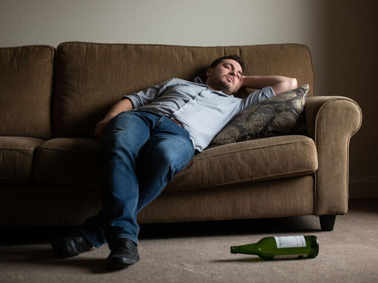 Нарколог назвал главные причины ухода в запой