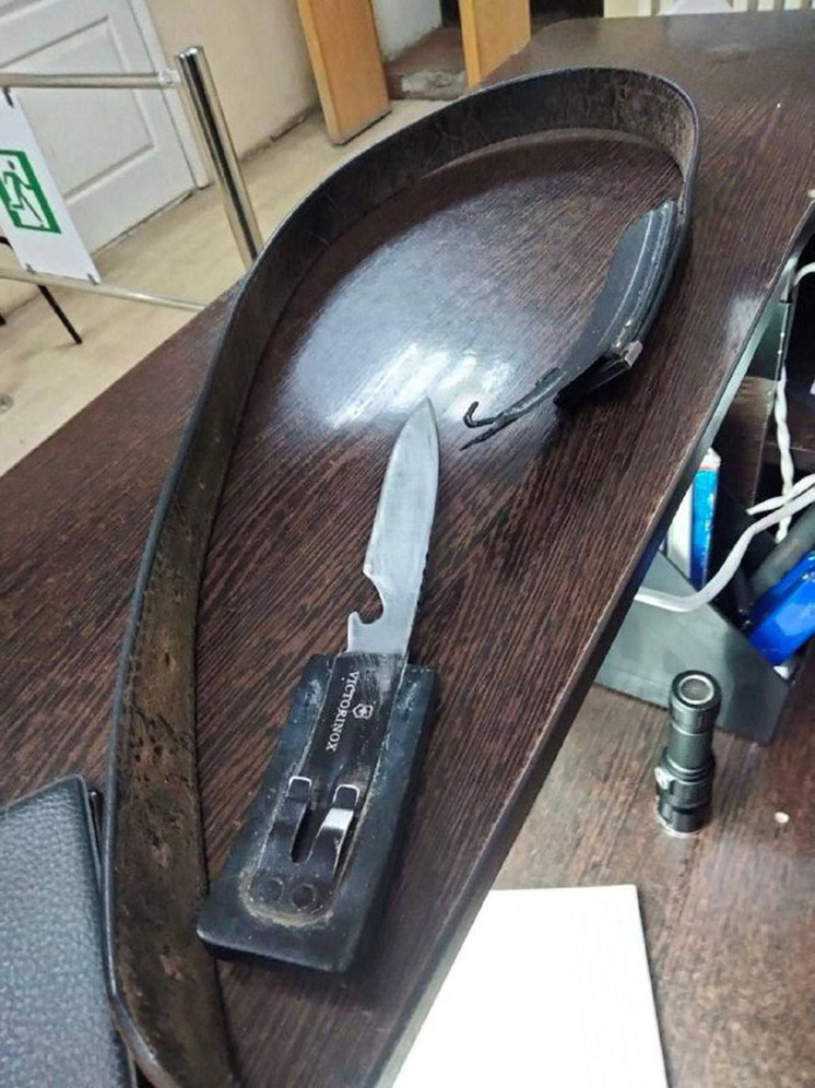 В отдел судебных приставов в Саратове пришел мужчина с клинком