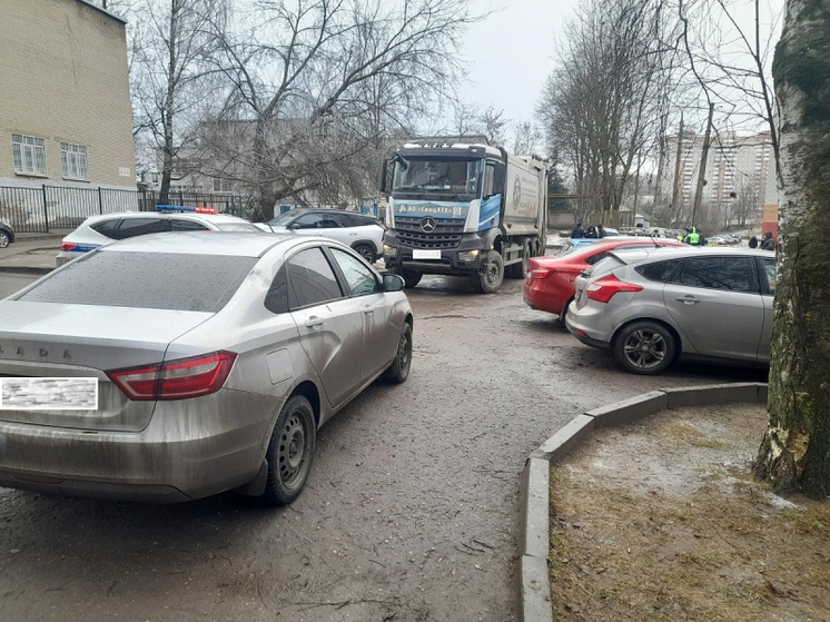 В Смоленске на улице Гарабурды пешеход погиб под колесами мусоровоза