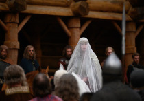 Кинорежиссер Алексей Сидоров, известный по сериалу «Бригада», работает над историческим фильмом «Королева Анна»