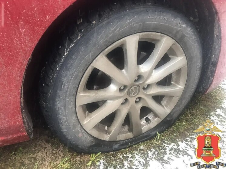 Под Тверью мужчина из-за поломки собственного автомобиля решил проколоть колесо чужого
