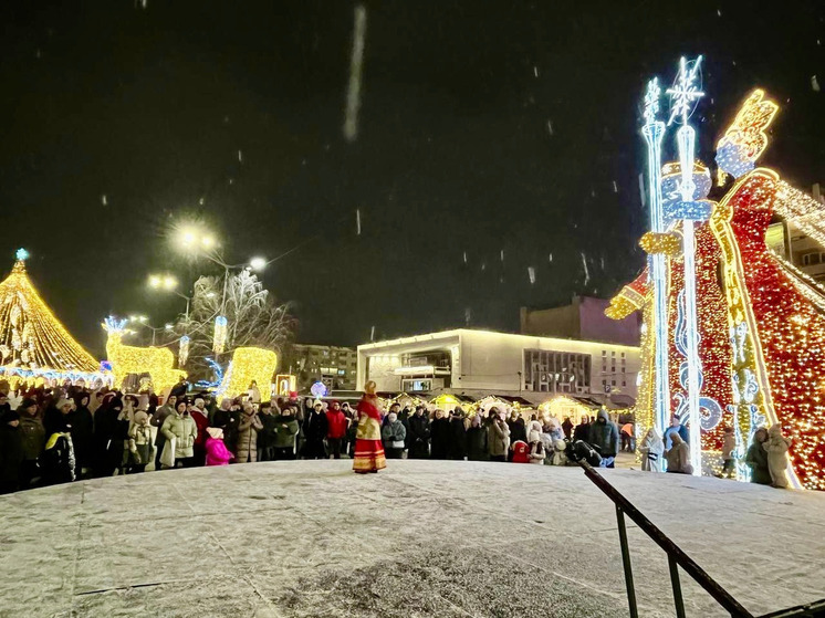 Юные таланты Орла показали новогодний концерт на площади Ленина