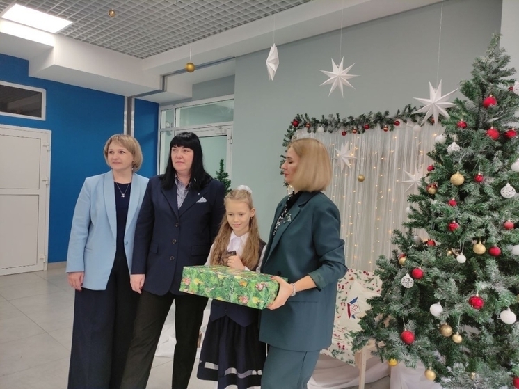 Нина Данилова: «Деловая Россия» передала школьникам Ростова подарки от Деда Мороза