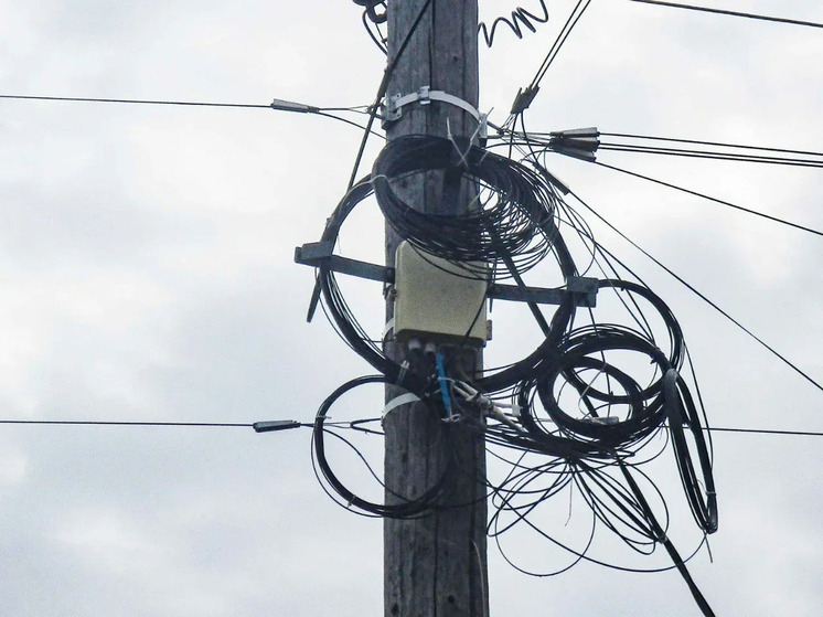 Энергетики Калмыкии борются с незаконными подвесами на опорах ЛЭП
