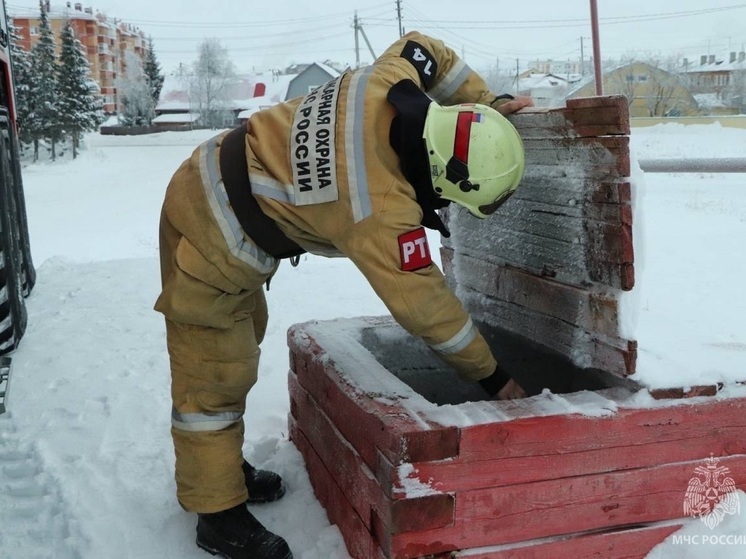 В Нарьян-Маре проверяют исправность противопожарного водоснабжения