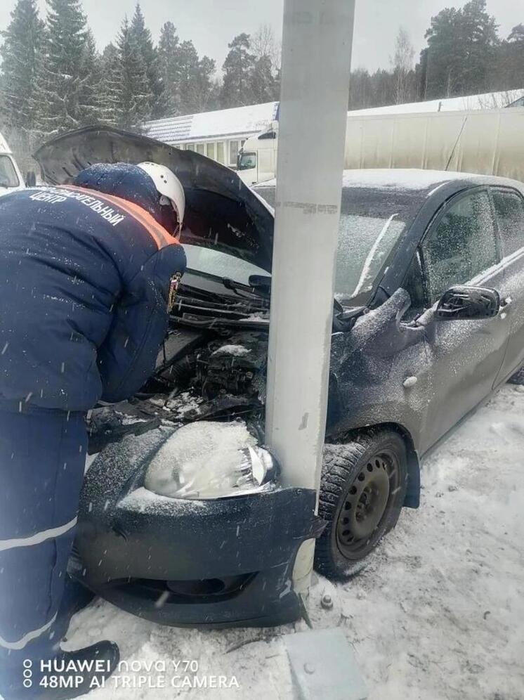 В Чаадаевке Toyota столкнулась со световой опорой: кадры с места происшествия