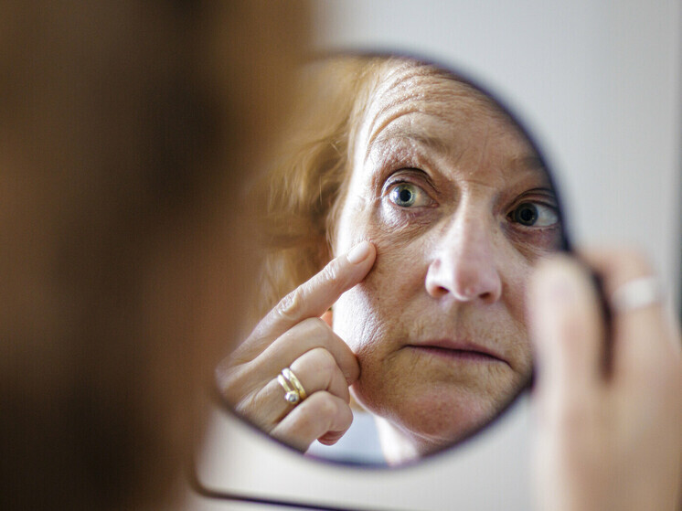 Почему одни люди стареют быстрее, а другие выглядят так, будто живут в холодильнике? По каким биомаркерам можно определить приближающуюся дряхлость? Как сохранить молодость как можно дольше? Об этом журналистам рассказала директор Российского геронтологического научно-клинического центра, главный гериатр Минздрава РФ и Москвы, профессор Ольга Ткачева