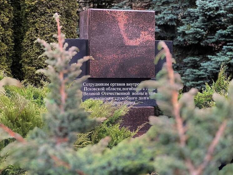 В Пскове отреставрировали Памятный знак сотрудникам органов внутренних дел