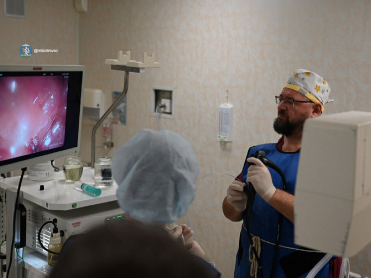 Екатеринбургские врачи спасли женщину, у которой в пищеводе застряла сосиска