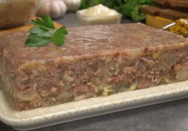 Холодец — исконно новогоднее блюдо россиян, которое уже давно прочно занимает второе после оливье почетное место на праздничном столе