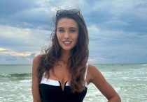 35-летняя российская теннисистка Виталия Дьяченко вышла в свет в платье, выгодно подчеркнувшем все, чем ее наградила природа. Спортсменка посетила один из ресторанов Дубая.