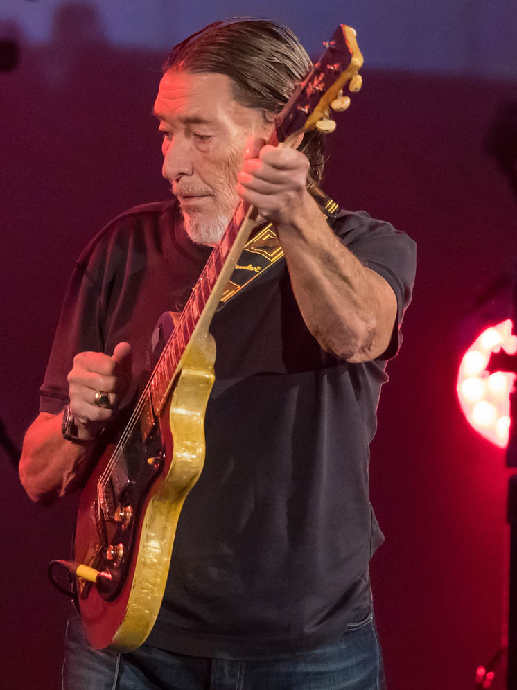 Британский певец Крис Ри умер в возрасте 74 лет