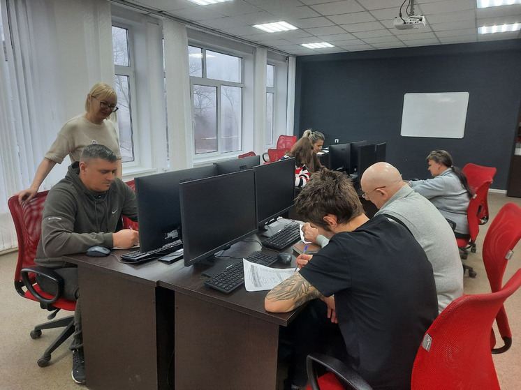 В Орле ветеранам СВО и их семьям помогают освоить компьютер