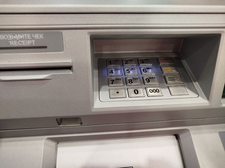 Российские банки вводят дополнительные проверки при переводе крупных сумм денег. Операцию могут ненадолго остановить, после чего клиенту звонит сотрудник банка и задает уточняющие вопросы. В частности, его могут попросить назвать данные получателя, степень родства с ним и цель перевода. Новая практика вызвала активное обсуждение и вопросы о допустимости такого вмешательства в личную жизнь.