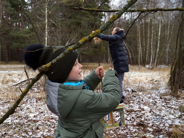 Лесники подарили лужковскому ДК кормушки для птиц