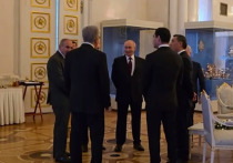 Владимир Путин оставил тщетные попытки показать коллегам из постсоветских республик настоящую русскую зиму. После того как прошлогодний саммит СНГ вместо знакомства с горнолыжным курортом превратился в борьбу с лужами и гололедицей, на милость природы решили не полагаться, и правильно сделали, ибо нынешний декабрь не сильно отличался от предыдущего. О приближении Нового года в Питере напоминает разве что праздничная иллюминация.