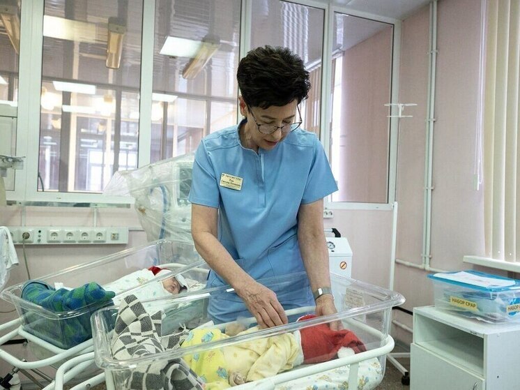 В Серпухове рожденных в декабре малышей выписывают в новогодних шапочках