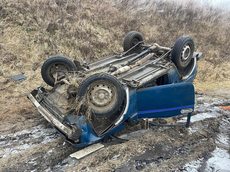 Под Орлом водитель не справился с управлением и опрокинул машину