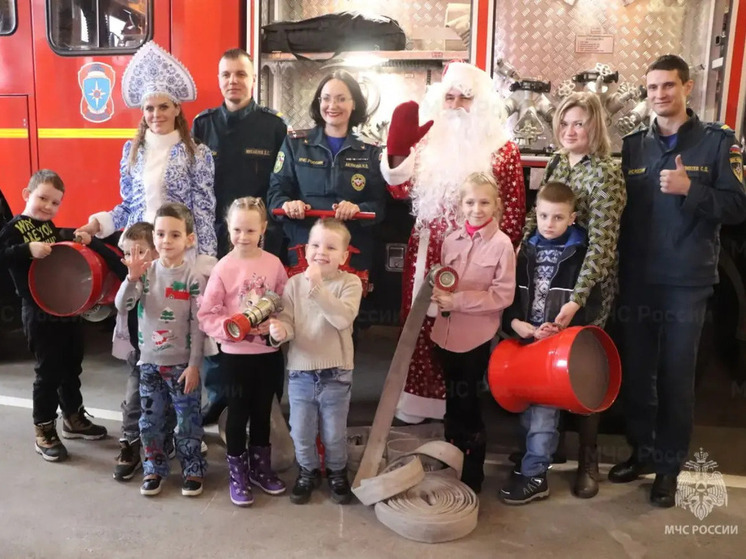 В Орле пожарный Дед Мороз и Снегурочка подарили праздник детям из НКМЦ