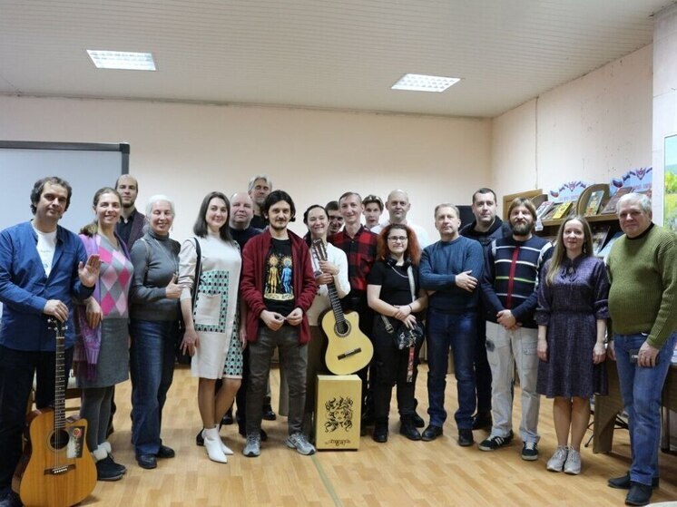 Вечер авторской песни «12 месяцев» собрал луганских бардов и их поклонников