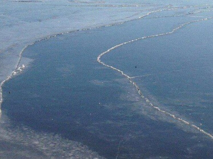 Воронежский рыбак исполнил «смертельный» номер на тонком льду