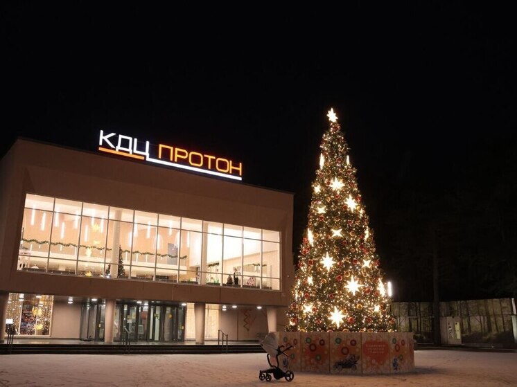 В Серпухове установили новые главные ели в двух микрорайонах