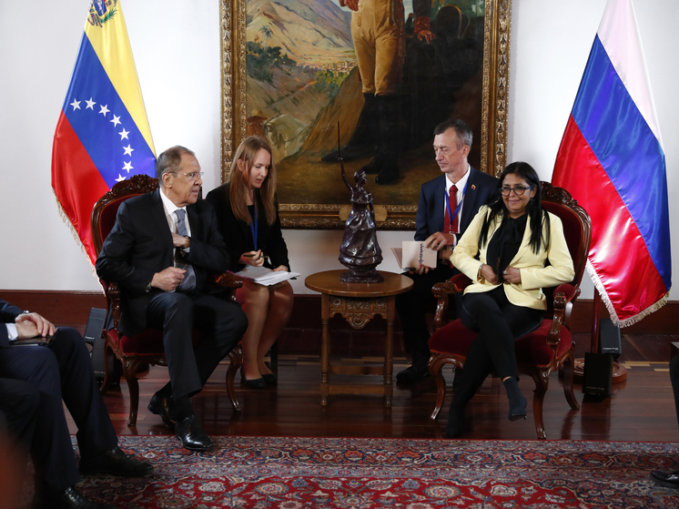 AP написало российские дипломаты покидают Каракас, в МИД это опровергли