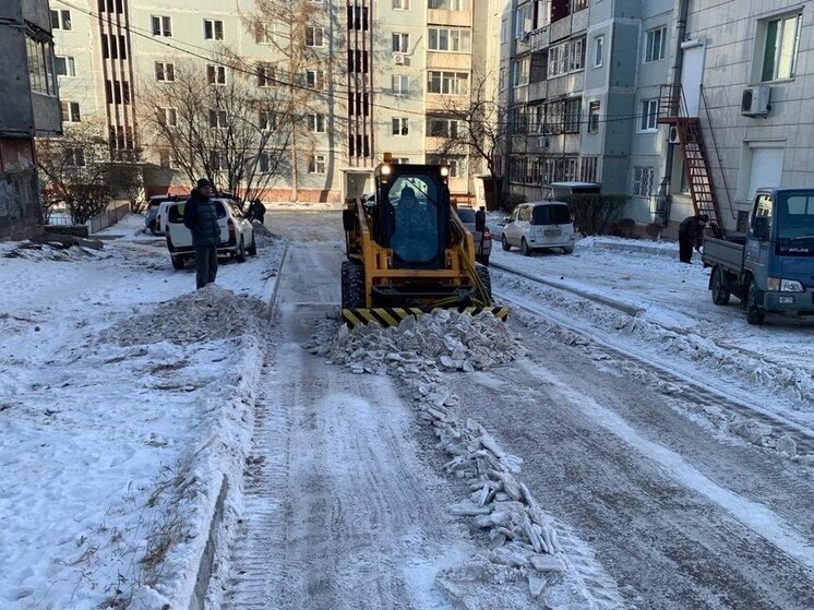 Ежегодно читинские тротуары после снега становятся непроходимыми, а возле домов как будто начинается акция «Каток в каждый двор»