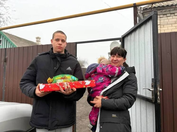 Адресные новогодние подарки собрали салехардцы для жителей Волновахи