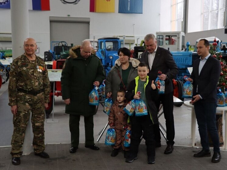 Новогодние подарки для семей участников СВО вручили в Чебоксарах