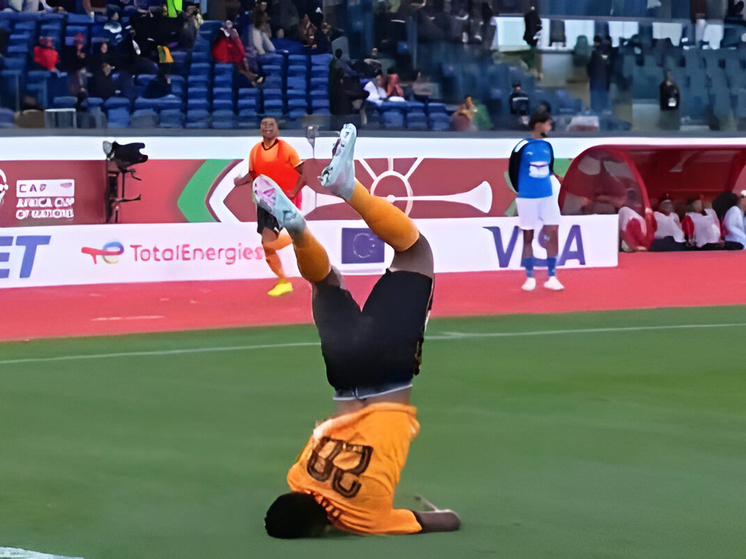 Игроку сборной Замбии Даке грозил перелом шеи во время празднования гола Мали
